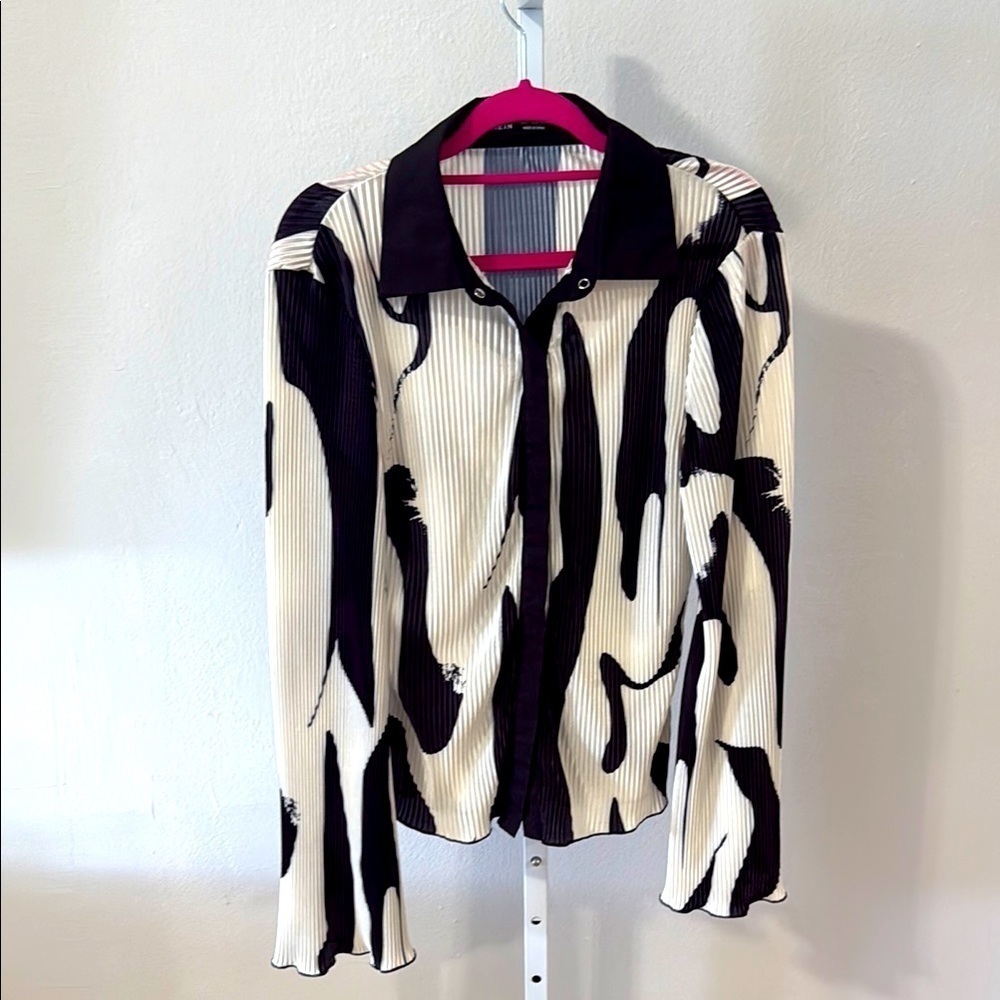 SHEIN Black and White Graphic Fitted Button Down Shirt size small